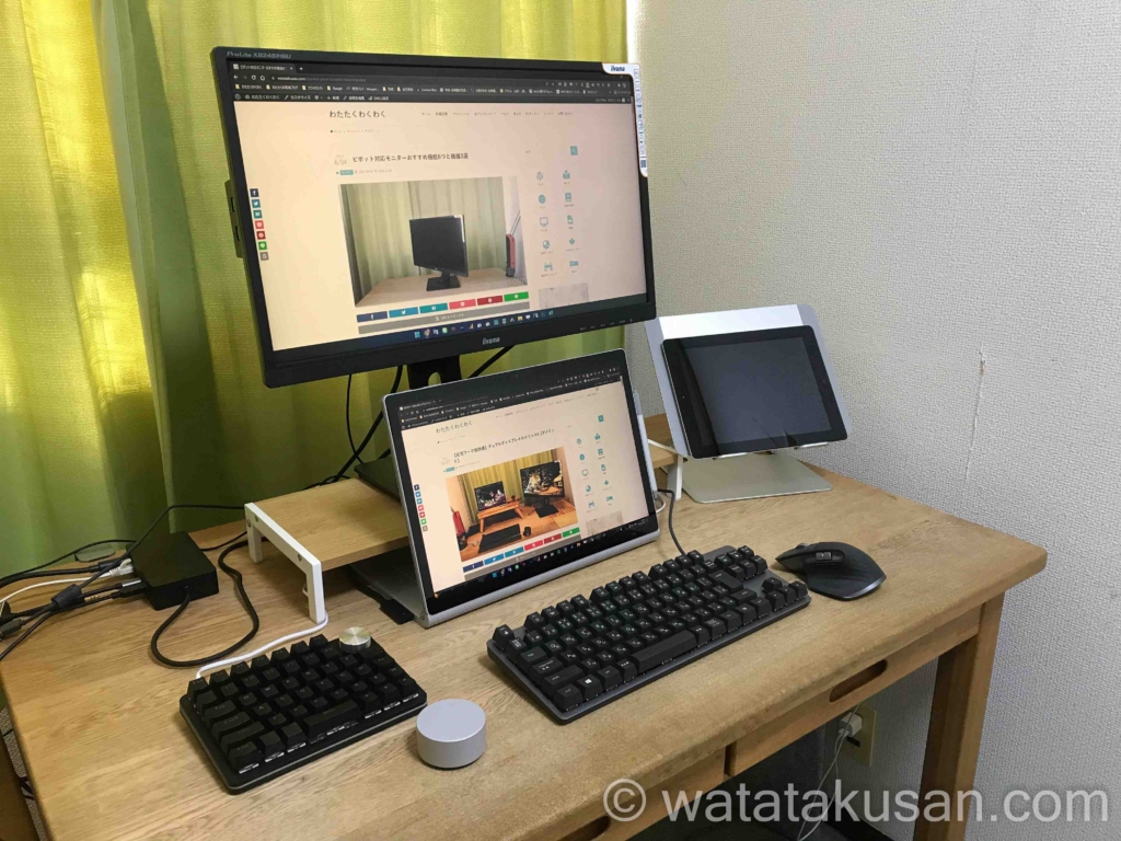 ニトリのラックヴィトの上にモニターを横向きでのせ、Surfacebook2、有線のキーボード、左手デバイス、マウス、Surface dialを置いている。