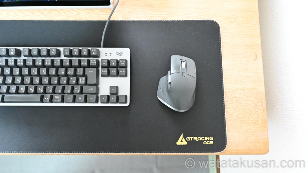 大型マウスパッドは机の手前から置いても、好きな位置でマウスの操作ができる