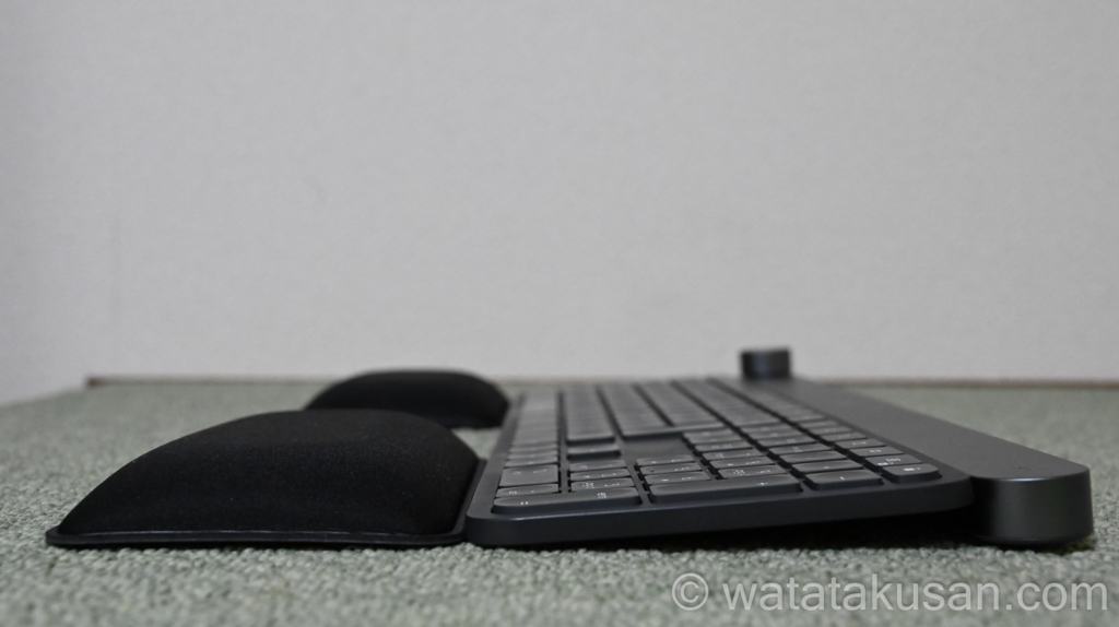 パンタグラフタイプのキーボードの前にARCHISS スタンダード リストレスト スプリット 分離型 ブラック AS-STWR-BKWを置くと、高さが合わない。